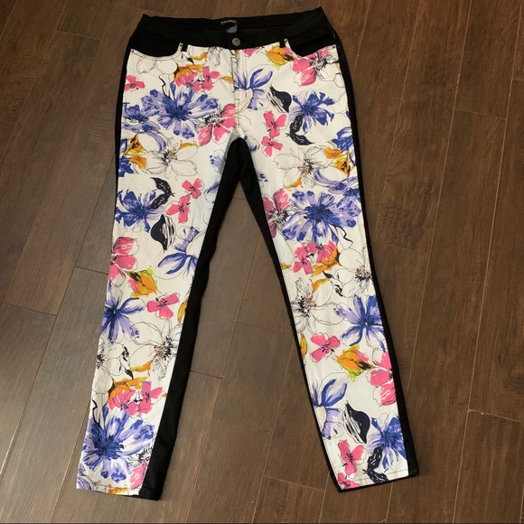 Beautiful Flowered Jeans - Picture 1 of 5